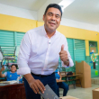 Fotografía muestra a Rafael Barón Duluc Rijo, mejor conocido como "Cholitín", ejerciendo su derecho al voto.