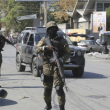 Miembros de la Unidad General de Seguridad del Palacio Nacional, USGPN, establecen un perímetro de seguridad alrededor de una de las tres comisarías del centro de la ciudad después de que la policía repeliera un ataque de bandas el día anterior en Puerto Príncipe, Haití, 9 de marzo de 2024.