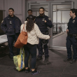 Una migrante habla con la policía en un albergue para migrantes en Randall's Island, el martes 9 de abril de 2024, en Nueva York.