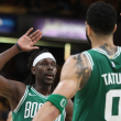 Jrue Holiday saluda a Jayson Tatum luego de anotar el tiro de la victoria para los Celtics.