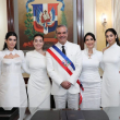 El presidente Luis Abinader, junto a la compañía de su esposa, la primera dama, Raquel Arbaje; y sus hijas Esther Patricia, Graciela Lucía y Adriana Margarita.