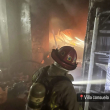 Los bomberos tratan de controlar el fuego en Villa Consuelo