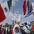 Una persona sostiene un cartel con la frase "Todos somos un mismo México" durante un mitin convocado por la oposición para llamar al voto en las elecciones presidenciales del 2 de junio, en la Plaza del Zócalo, en Ciudad de México, el 19 de mayo de 2024.