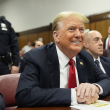 El expresidente Donald Trump espera el inicio del proceso en el Tribunal Penal de Manhattan, el martes 28 de mayo de 2024, en Nueva York.