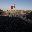 La gente se reúne en el Zócalo