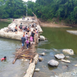 Con cada crecida del río Camú, el badén se desintegra, por lo que los comunitarios han improvisado un puente de tablitas para cruzar a pie y en motocicletas.
