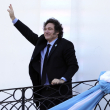 El presidente argentino Javier Milei saluda durante una ceremonia