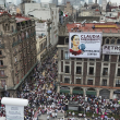 Simpatizantes de la candidata presidencial oficialista Claudia Sheinbaum esperan al inicio del acto de su cierre de campaña ayer en la plaza del Zócalo en Ciudad de México, cuatro días antes de las elecciones del 2 de junio.