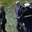 El presidente Joe Biden y la primera dama Jill Biden descienden ayer del helicóptero presidencial en el Parque Estatal Gordons Pond.cerca de Rehoboth Beach, Delaware.