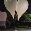 En esta foto se muestran dos globos con basura, presuntamente enviados por Corea del Norte, en la provincia de Chungcheong Sur, Corea del Sur, el miércoles 29 de mayo de 2024