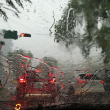 Fotografía muestra lluvia cayendo en el cristal de un vehículo.