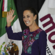 La candidata presidencial del partido gobernante mexicano Claudia Sheinbaum saluda a sus partidarios después de que el Instituto Nacional Electoral anunciara que tenía una ventaja irreversible en las elecciones en la Ciudad de México, la madrugada del lunes 3 de junio de 2024.