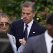 Hunter Biden, en el centro, acompañado de su esposa Melissa Cohen Biden, a la izquierda, sale de un tribunal federal, ayer. martes.