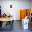 Una mujer emite su voto durante las elecciones al Parlamento Europeo en un colegio electoral en Ocova, cerca de Zvolen, Eslovaquia central, durante las elecciones al Parlamento Europeo el 8 de junio de 2024.
VLADIMIR SIMICEK