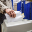 Un hombre vota en un centro electoral durante las elecciones locales y al Parlamento Europeo