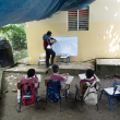 10/06/2024.- Niños asisten a clases debajo de una lona este lunes en San Francisco de Macorís (República Dominicana). Estudiantes esquivando obstáculos en las aulas, clases bajo lonas por las posibilidades de derrumbe o escasez de espacio son algunos de los problemas que tienen buena parte de las escuelas rurales en San Francisco de Macorís, una de las principales ciudades de República Dominicana, como denuncian padres y profesores.
