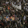 La gente protesta contra el gobierno del primer ministro israelí Benjamin Netanyahu
