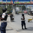 Agentes de la policía nacional patrullan una intersección en Puerto Príncipe, Haití, el jueves 30 de mayo de 2024.