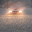 Un conductor parpadea sus luces de emergencia mientras cae una fuerte lluvia sobre partes del sur de Florida el miércoles 12 de junio de 2024, en Hollywood, Florida