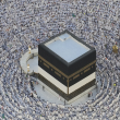 Peregrinos musulmanes rodean la Kaaba, un edificio cúbico en la Gran Mezquita, durante el peregrinaje anual del haj, ayer martes, en La Meca, Arabia Saudí.