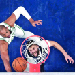Maxi Kleber, de Dallas, intenta anotar un canasto ante la defensa de Al Horford, de los Celtics, en el partido del viernes en la final de la NBA.