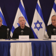 Desde la izquierda, el primer ministro de Israel, Benjamin Netanyahu, el ministro de Defensa, Yoav Gallant y el ministro del gabinete, Benny Gantz, hablan en la base militar de Kirya, en Tel Aviv, el 28 de octubre de 2023.