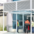 La presencia de técnicos con chalecos distintivos del Ministerio de Vivienda y Edificaciones (MIVED) era notoria ayer en las instalaciones del complejo hospitalario.
