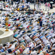 Peregrinos musulmanes rezan alrededor de la Kaaba