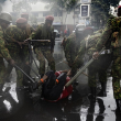 Agentes de policía de Kenia rodean a un manifestante durante una manifestación contra los aumentos de impuestos mientras los miembros del Parlamento votan el Proyecto de Ley de Finanzas 2024 en el centro de Nairoibi, el 20 de junio de 2024.