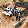 Las unidades de rescate del Sistema 911 sacaron el vehículo que cayó en una construcción en el Evaristo Morales.