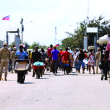 Haitianos cruzan la frontera entre Juana Méndez y Dajabón para participar en el mercado binacional.