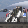 La policía de Kenia desembarca en el Aeropuerto Internacional Toussaint Louverture en Puerto Príncipe, Haití, el martes 25 de junio de 2024. AP