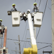 Obreros reparan cables eléctricos dañados por el huracán María en la comunidad Cantera en San Juan, Puerto Rico, el 19 de octubre del 2017.