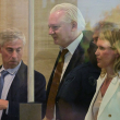 Julian Assange (C), y su abogada Jennifer Robinson (R), caminan por el área de seguridad a su llegada al Tribunal Federal de Estados Unidos en la Commonwealth de las Islas Marianas del Norte