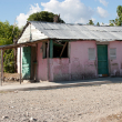 Una vivienda techada con hojas de zinc en República Dominicana.