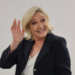 Marine Le Pen, jefa del grupo parlamentario de extrema derecha Rassemblement National (RN) en la Asamblea Nacional, saluda antes de entrar en una cabina para marcar su voto