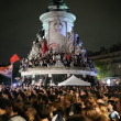 Manifestantes participan en una reunión contra la extrema derecha, tras el anuncio de los resultados de las parlamentarias, en la Place de la Republique en París.