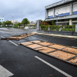Se ven vallas publicitarias caídas en las calles mientras el huracán Beryl pasa cerca de Bridgetown, Barbados, el 1 de julio de 2024.