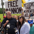 Steve Bannon se dirige a la prensa frente a la Institución Correccional Federal de Danbury, donde inicio su sentencia, ayer en Connecticut.