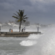 Personas en la costa viendo los cambios del clima cerca de Bridgetown, Barbados, el1 de julio de 2024, por los efectos del huracán Beryl