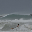 Un surfista desafía las olas en Carlisle Bay