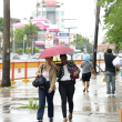 Personas caminan con paraguas en las calles del gran Santo Domingo, en medio del huracan Berly
