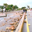 El fuerte oleaje desprendió bancos y los lanzó a la vía en la autopista 30 de Mayo, en la capital, provocado por el huracán Beryl.