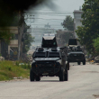 Tanques de la policía patrullan el área cercana al Palacio Nacional en Puerto Príncipe, Haití, el 28 de junio de 2024.