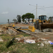 Desde las primeras horas de ayer, personal y equipos mecanizados se empleaban en limpiar los escombros dejados por el oleaje en el malecón de Santo Domingo.