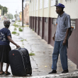 Personas sin hogar se encuentran afuera de un refugio en Kingston