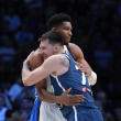 Giannis Antetokounmpo abraza a Luka Doncic luego de la victoria de Grecia sobre Eslovenia.