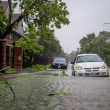 Los vehículos se encuentran en las aguas de las inundaciones durante el huracán Beryl el 8 de julio de 2024 en Houston, Texas.