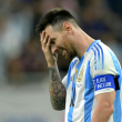 El delantero argentino #10 Lionel Messi hace gestos después de que Ecuador empató el partido y antes de la tanda de penales durante el partido de fútbol de cuartos de final del torneo Conmebol Copa América 2024 entre Argentina y Ecuador en el NRG Stadium de Houston, Texas, el 4 de julio de 2024.