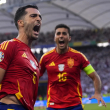 Mikel Meriño, de España, celebra con su compañero Rodri tras anotar el gol de la victoria en los cuartos de final frente a Alemania.